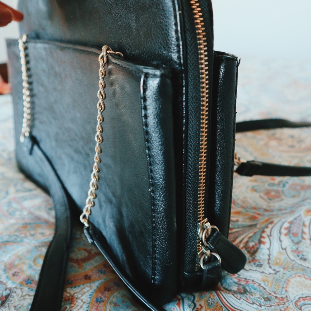 Big black purse with gold chains | faux leather